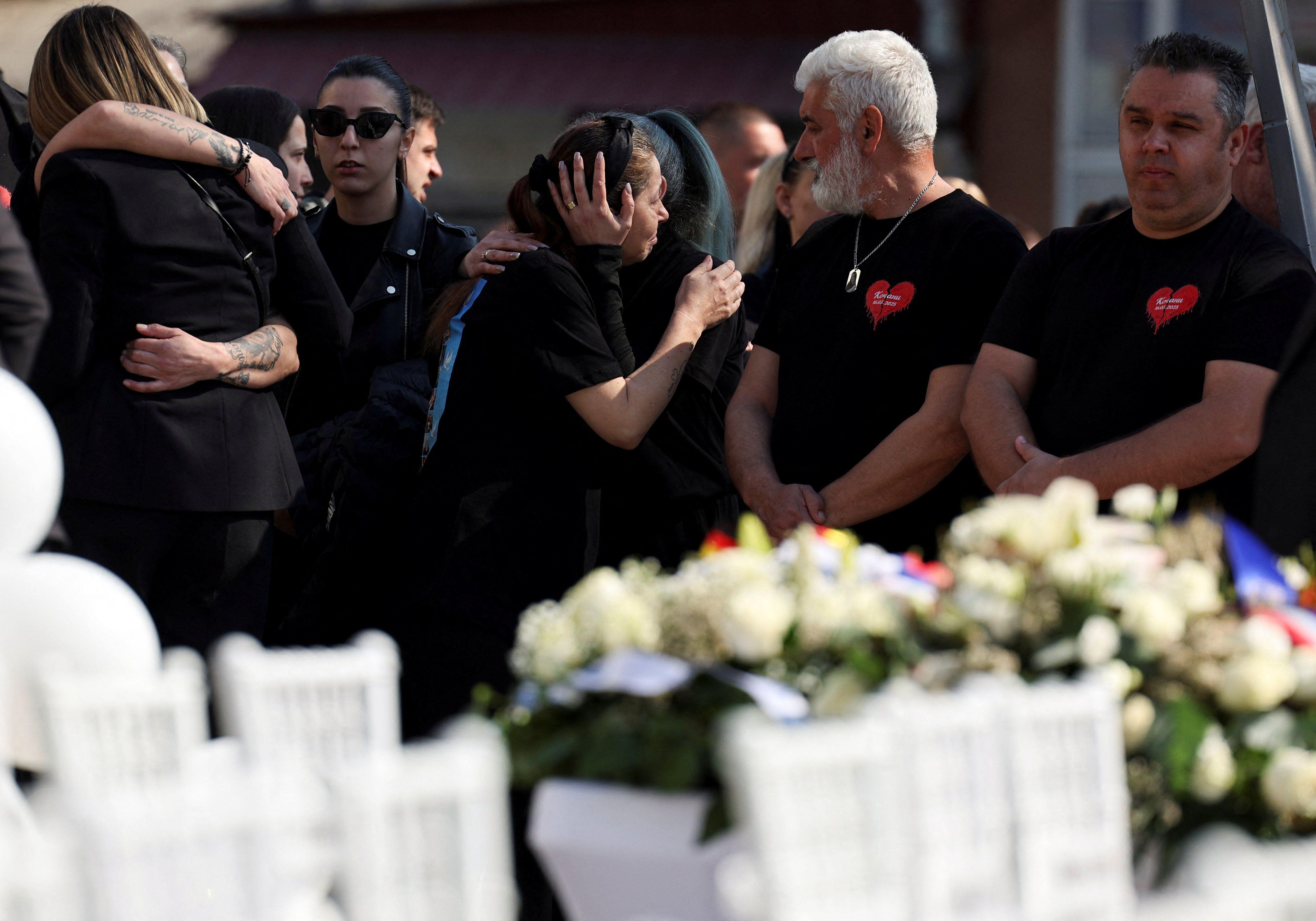 Bela srca i stolice sa imenima žrtava: Godišnjica tragedije u Severnoj Makedoniji 5 63 bele stolice na svakoj bela ruža i imena žrtava požara u Kočanima, tragedija u kočanima, tragedija u severnoj makedoniji, godišnjica tragedije u severnoj makedoniji
