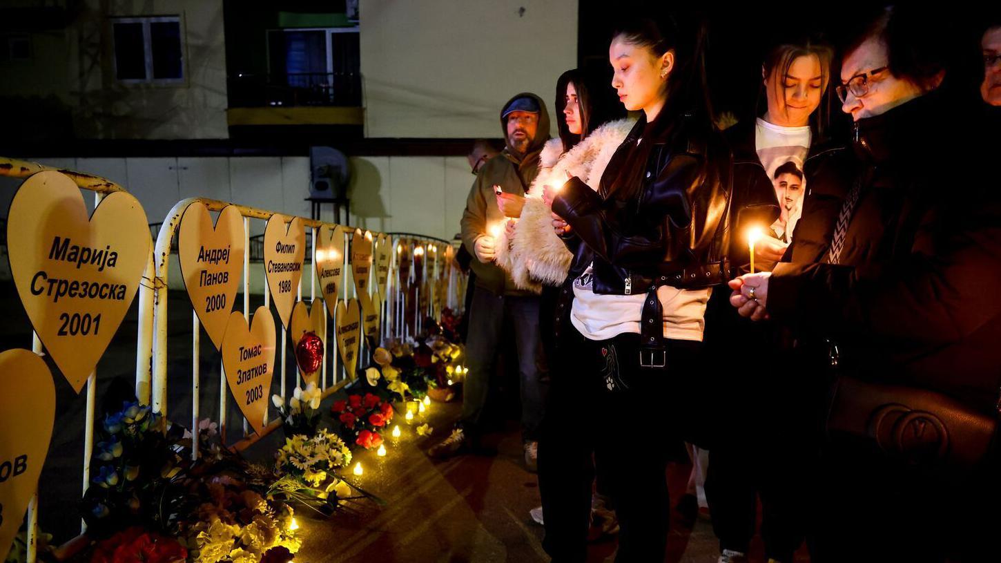 Bela srca i stolice sa imenima žrtava: Godišnjica tragedije u Severnoj Makedoniji 15 Nekoliko ljudi pali cveće kod metalne ograde na kojoj su bela srca sa imenima žrtava u Kočanima