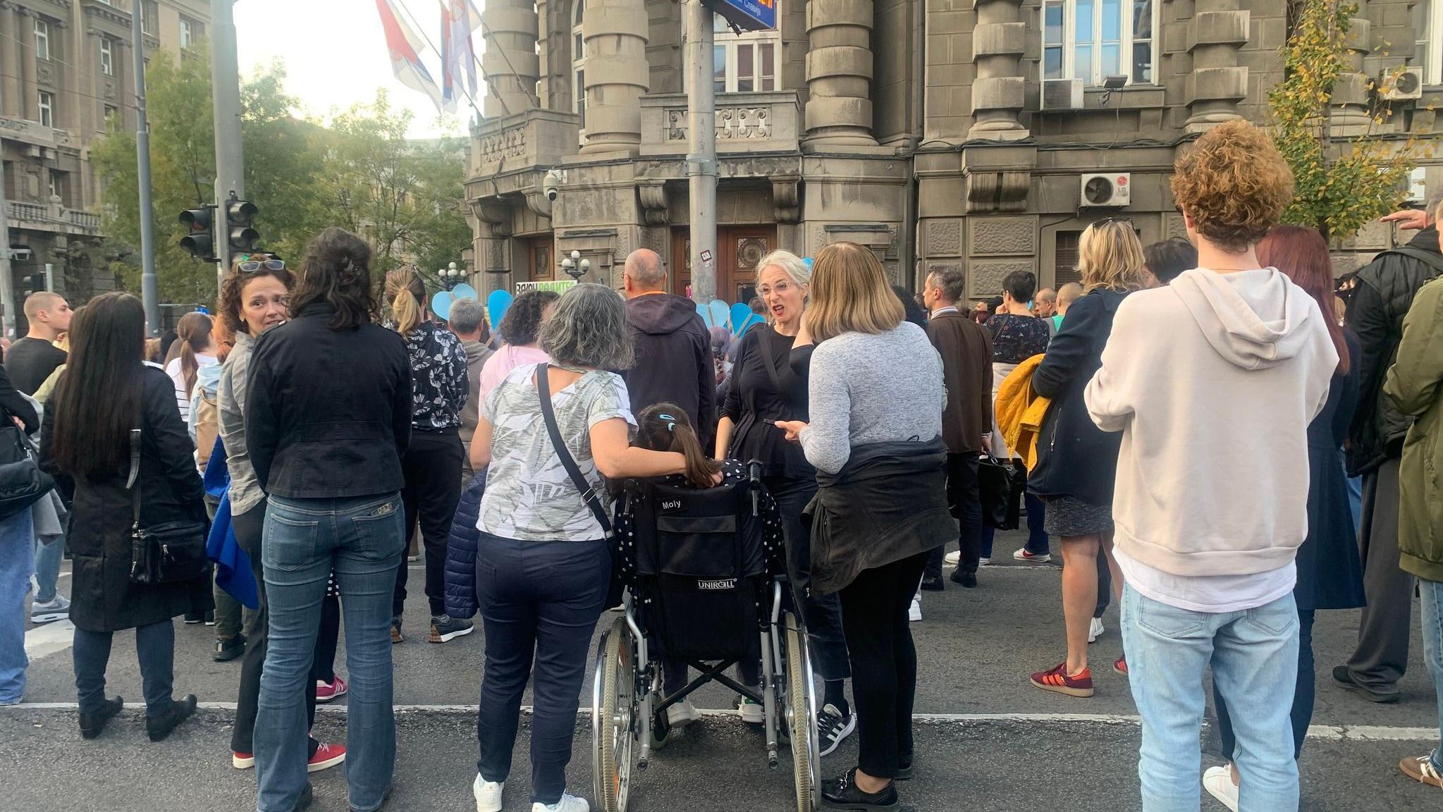 Koji su problemi roditelja-negovatelja u Srbiji i hoće li biti donet zakon 3 sa protesta ispred Vlade Srbije u oktobru 2025.