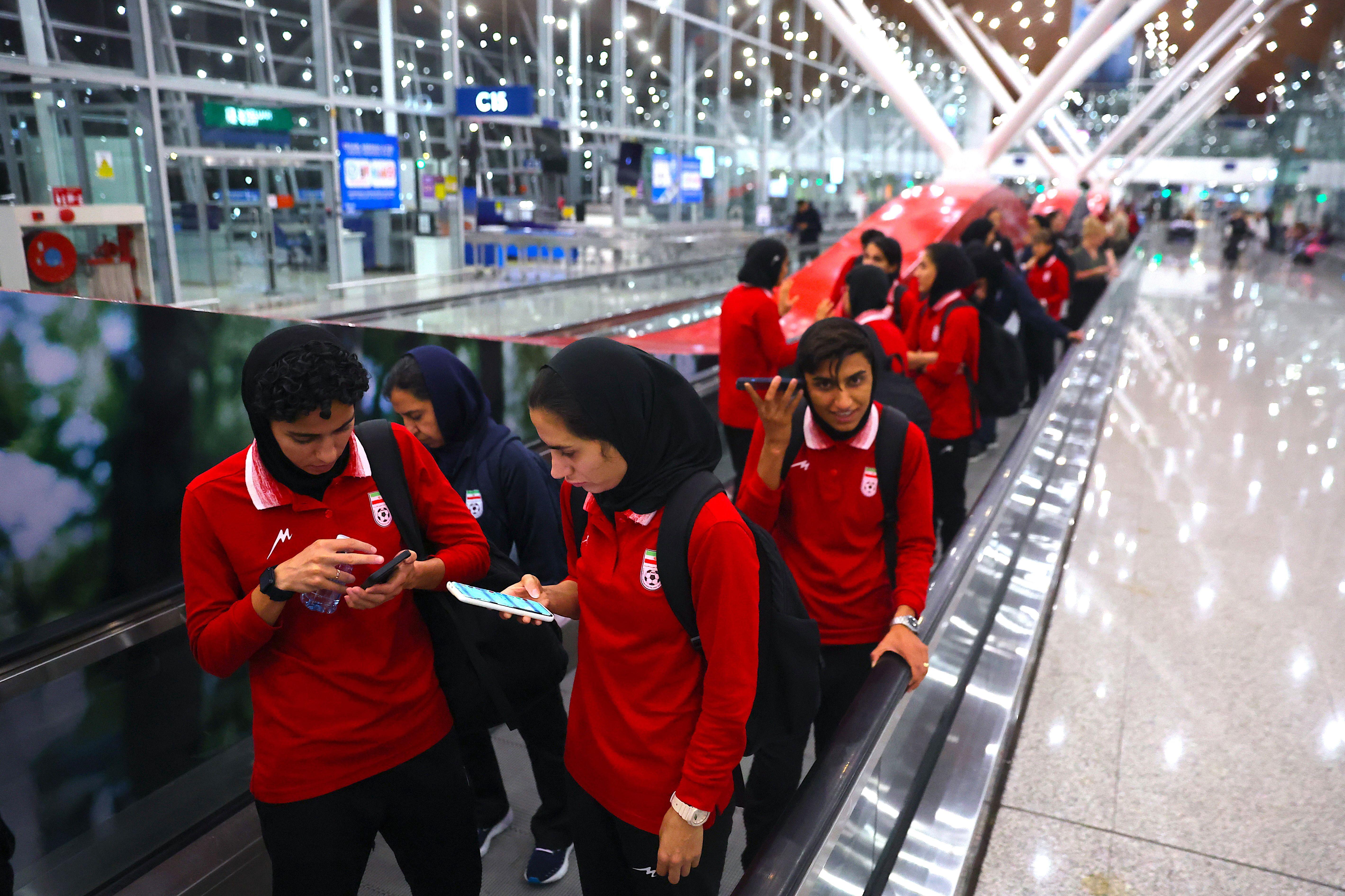 iranske fudbalerke na aerodromu u Maleziji