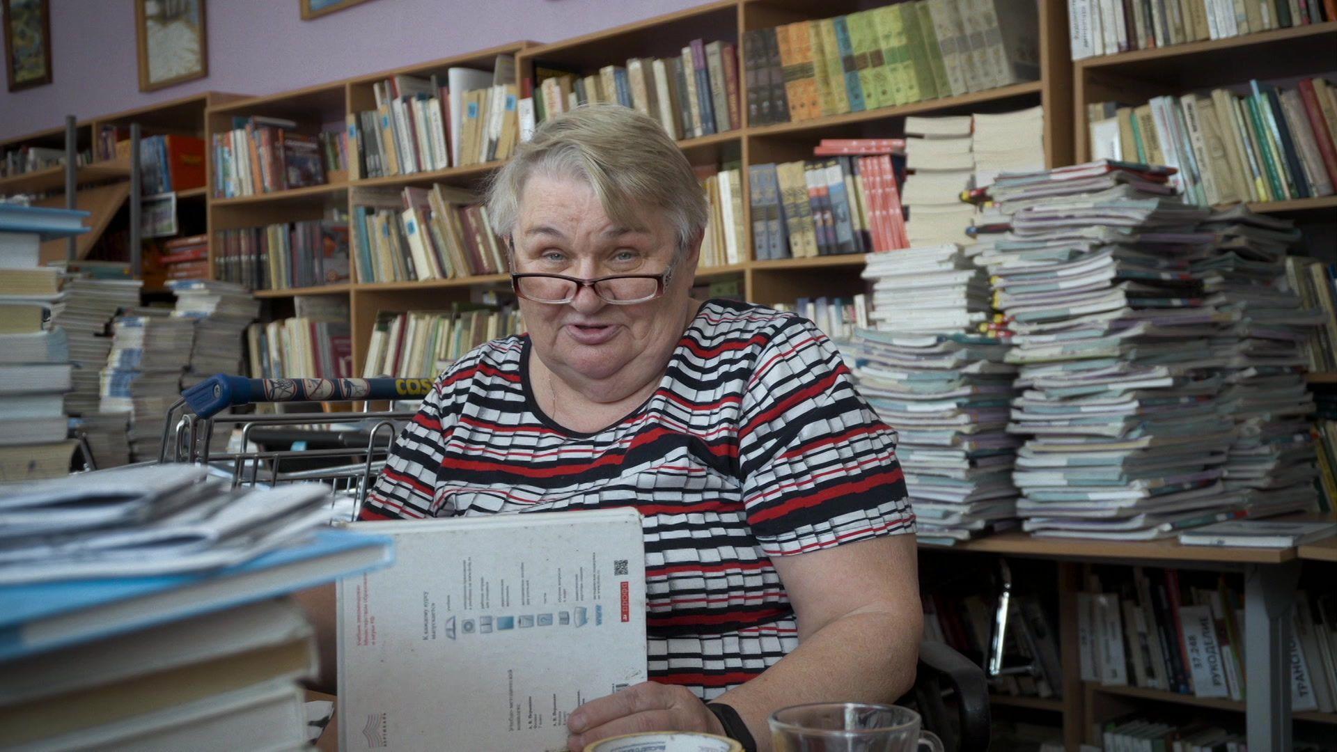 'Gospodin Niko protiv Putina': Tajno snimanje filma koji je osvojio Oskara 8 Pavelova majka, koja se pojavljuje u dokumentarcu, radi u školi kao bibliotekarka