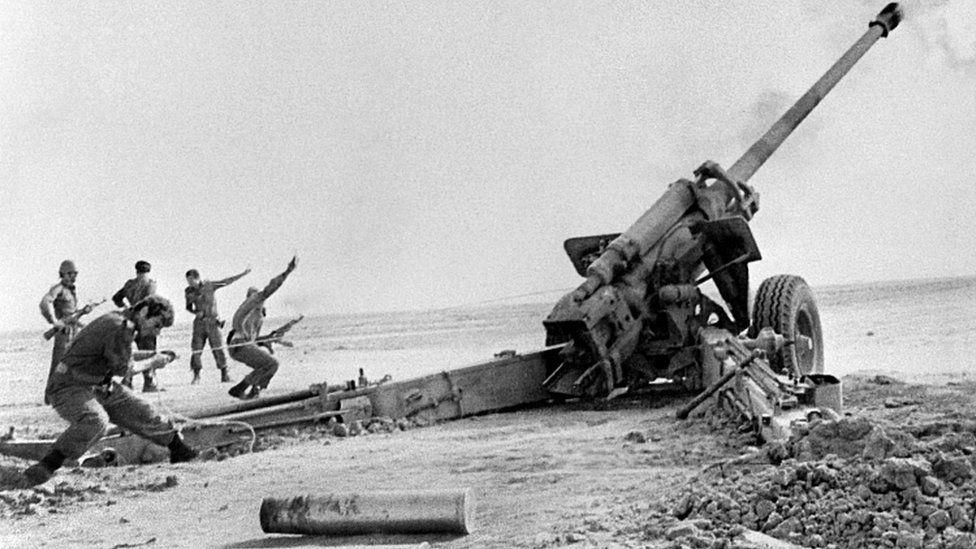 Ajatolah Hamnei: Kako je iranski vrhovni vođa držao vlast čeličnim stiskom 7 An October 1980 image of Iraqi artillery shelling Abadan and Khorramshahr, in Iran, during the Iran-Iraq war. A gun on wheels about 5 times as tall as a soldier is smoking, having just been fired. Five men are standing behind it. Two have their hands in the air. One is bent and is tugging on a cable connected to the gun.