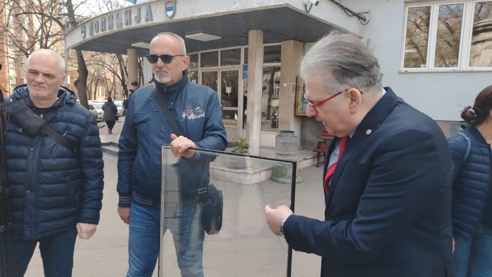 "Godinu dana od napada na moj stan država ćuti, a postoji ideja i za novi atentat": Dragan Milić podsetio da je pucano nakon Vučićeve izjave 2 "Godinu dana od napada na moj stan država ćuti, a postoji ideja i za novi atentat": Dragan Milić podsetio da je pucano nakon Vučićeve izjave 3