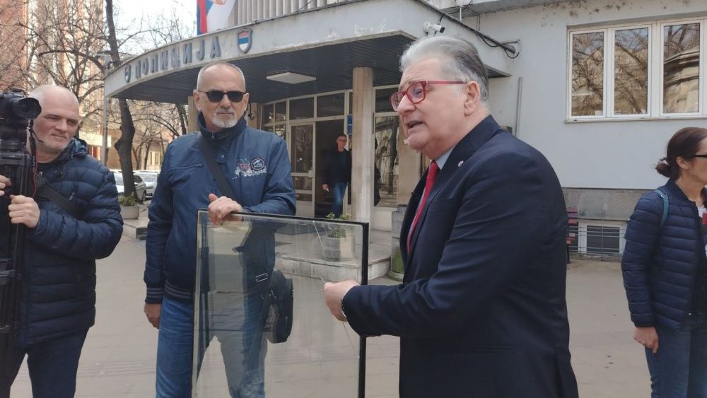 Dragan Milić "Godinu dana od napada na moj stan država ćuti, a postoji ideja i za novi atentat": Dragan Milić podsetio da je pucano nakon Vučićeve izjave 2