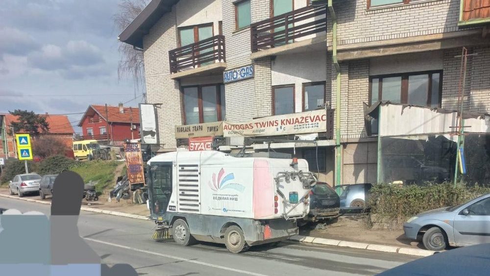 vozilo JKP Mediana Narodna poslanica Jelena Milošević najavila krivičnu prijavu: "Zašto je vozilo niškog JKP Mediana danima u Knjaževcu pred lokalne izbore?" 2
