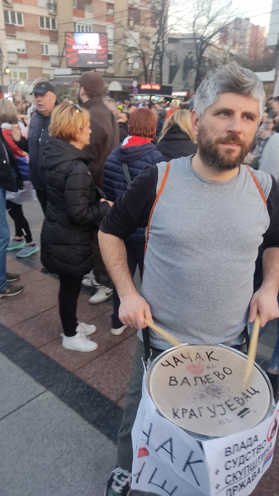 Više hiljada ljudi na protestu "Država, to smo mi" u Nišu: Kome su studenti poručili da moraju  da "stanu zajedno" u borbi protiv režima? 8