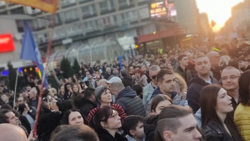 Više hiljada ljudi na protestu "Država, to smo mi" u Nišu: Kome su studenti poručili da moraju  da "stanu zajedno" u borbi protiv režima? 7