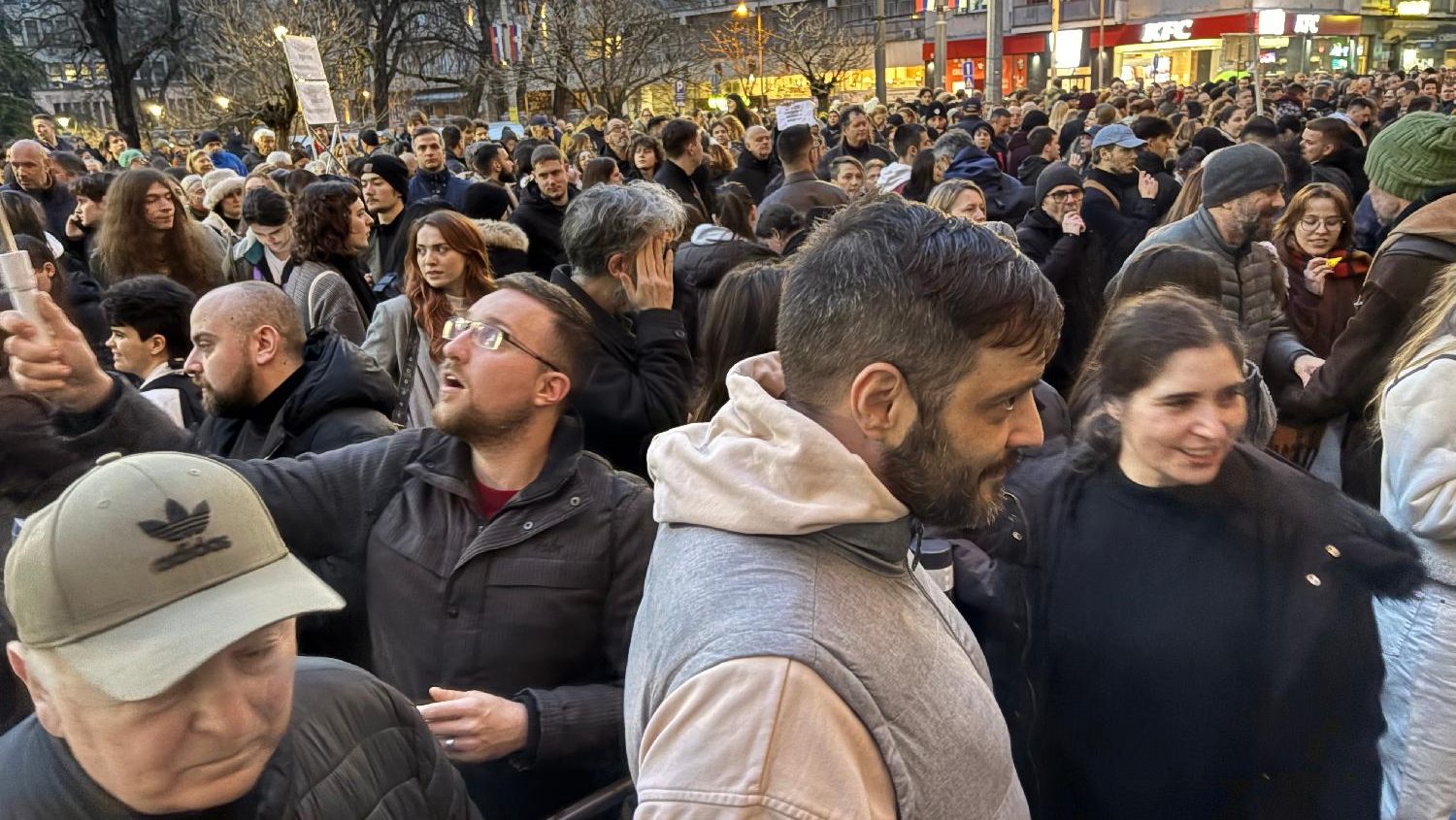 Protest ispred Rektorata: Rektor Đokić se obratio sa terase, VJT najavio krivično gonjenje za napade na policiju (FOTO, VIDEO) 3 Protest ispred Rektorata: Rektor Đokić se obratio sa terase, VJT najavio krivično gonjenje za napade na policiju (FOTO, VIDEO) 3