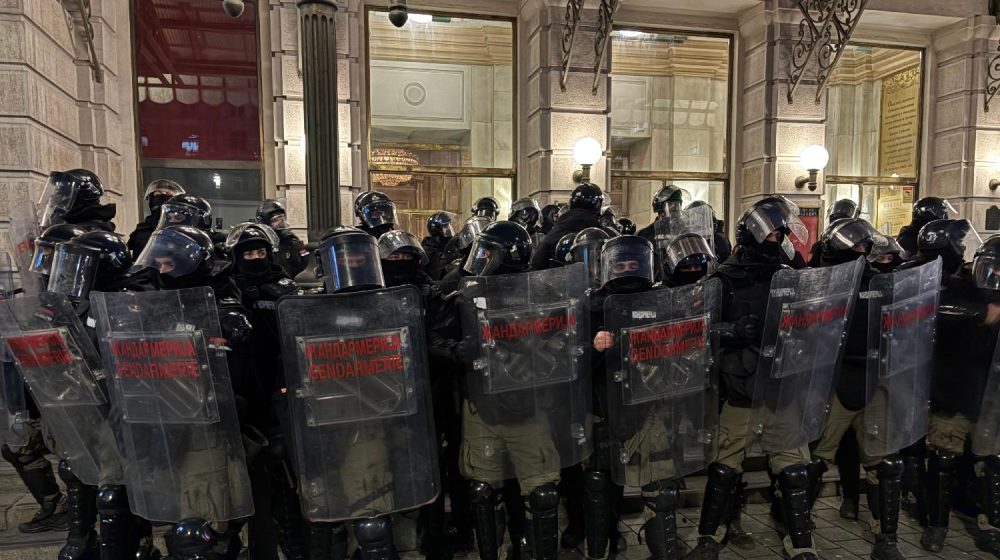 Protest ispred Rektorata: Rektor Đokić se obratio sa terase, VJT najavio krivično gonjenje za napade na policiju (FOTO, VIDEO) 1