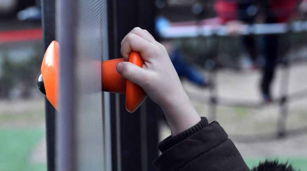 Pala kapija u vrtiću u Staroj Pazovi i povredila dete: Majka najavljuje tužbu, kaže da uprava prebacuje odgovornost 1