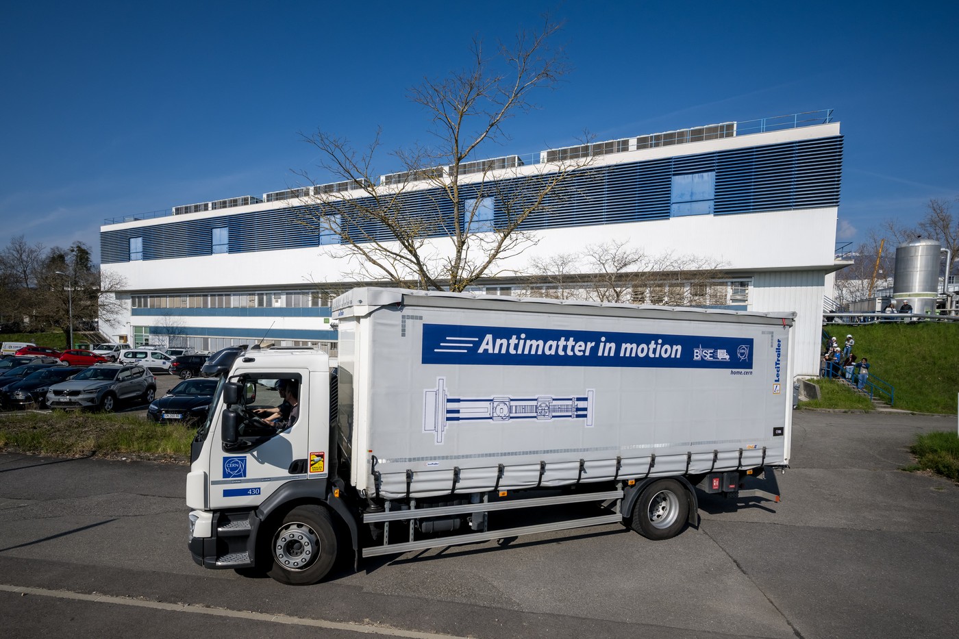 Univerzum u pokretu: Antimaterija se prvi put transportuje kamionom 2 Univerzum u pokretu: Antimaterija se prvi put transportuje kamionom 1