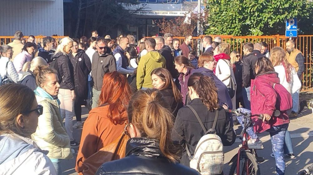 Protest roditelja zbog pritisaka na nastavnika osnovne škole u Novom Sadu 1