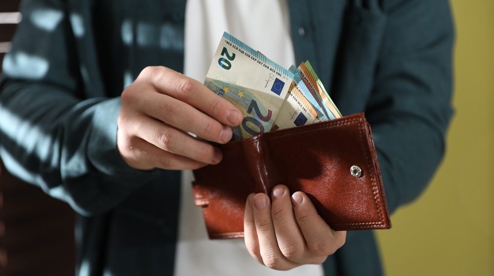"Najavljen je kontinuitet osrednjosti": Vučić obećava da će prosečna plata biti 1.700 evra, ali koliko će do tada poskupeti hrana, energenti, komunalije... 1