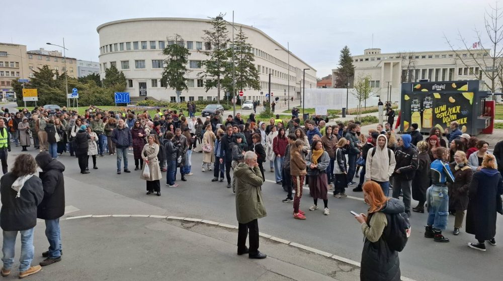 Odbornici u Novom Sadu oduzeli prostorije Akademiji umetnosti: Gradonačelnik tvrdi da su prostorije zloupotrebljene, studenti organizuju plenum u Galeriji 1