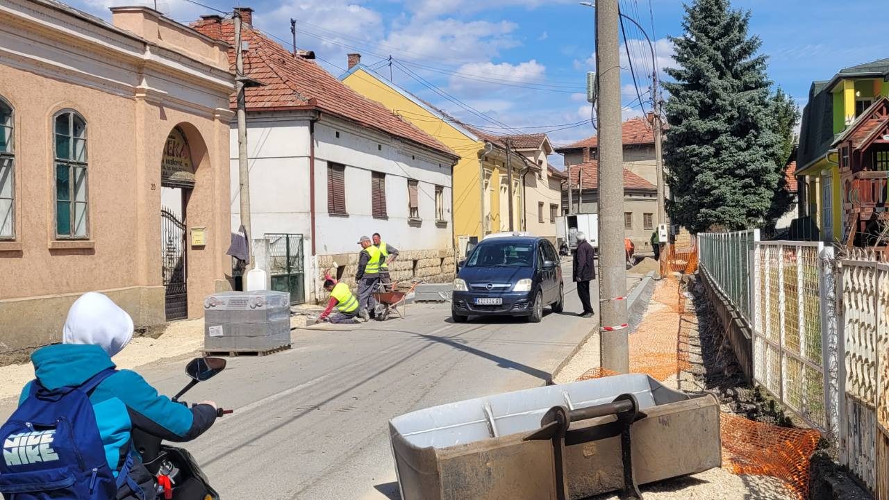 Kako izgleda predizborni Knjaževac: Radovi, mašine i pokoji plakat (FOTO) 5