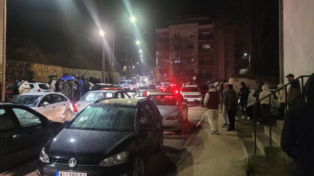 Ako se ovakva praksa odmah ne prekine, može da dovede do sličnih epiloga i na drugim mestima: Geografski fakultet osudio prebijanje studenata i profesora Mikice Sibinovića 1