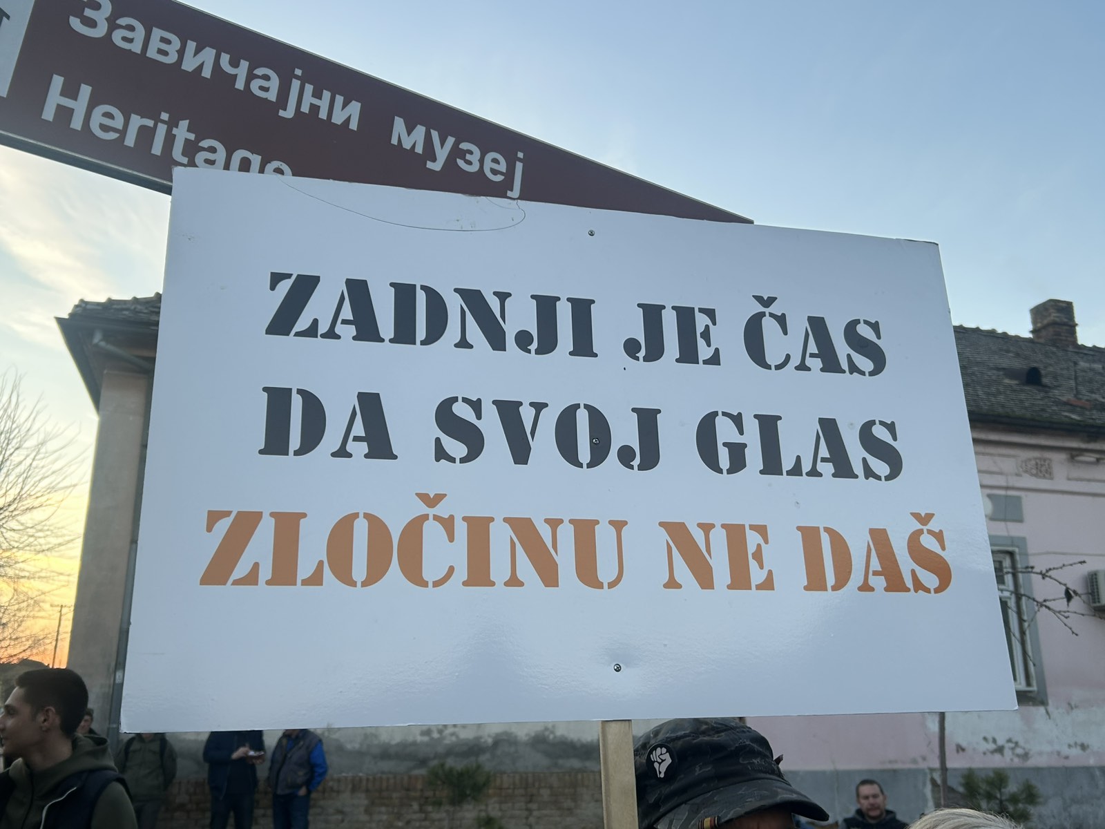 Protest podrške studentima u Savinom selu, mestu koje uporno odaje pomen žrtvama pada nadstrešnice 2