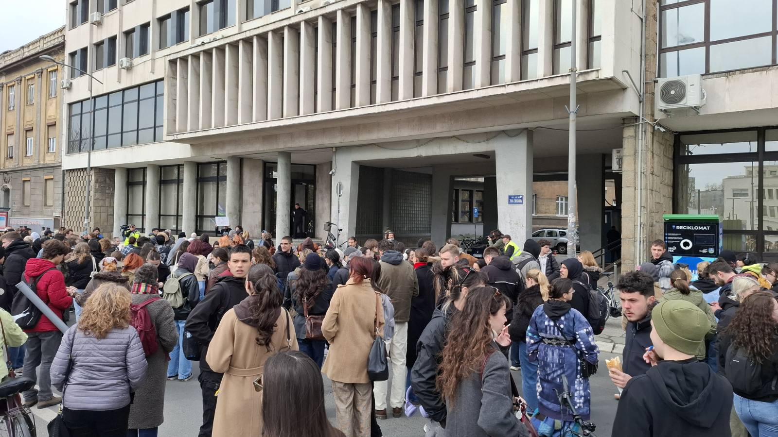 Odbornici u Novom Sadu oduzeli prostorije Akademiji umetnosti: Gradonačelnik tvrdi da su prostorije zloupotrebljene, studenti organizuju plenum u Galeriji 3