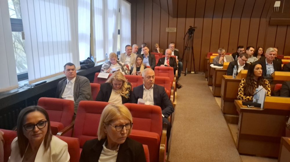Odbornik SNS napao odbornika opozicije Mirana Pogačara: Fizički kontakt sprečilo obezbeđenje 1