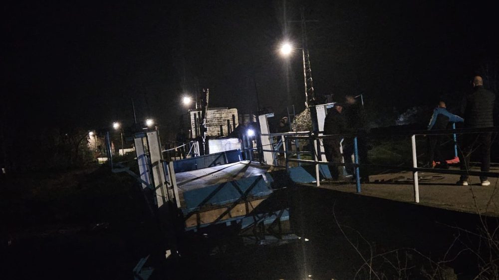 Vlast tvrdi da je sve laž sa društvenih mreža: Nakrivio se deo mosta u Kuli, radnici sanirali štetu tokom noći 2