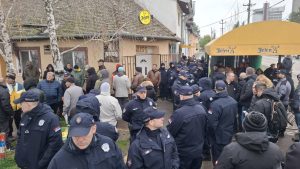 Fantomska lista "Mladi za Kulu" priznala izborni inženjering: Za potpis za listu plaćali smo i više od 6000 dinara 3 Fantomska lista "Mladi za Kulu" priznala izborni inženjering: Za potpis za listu plaćali smo i više od 6000 dinara 3