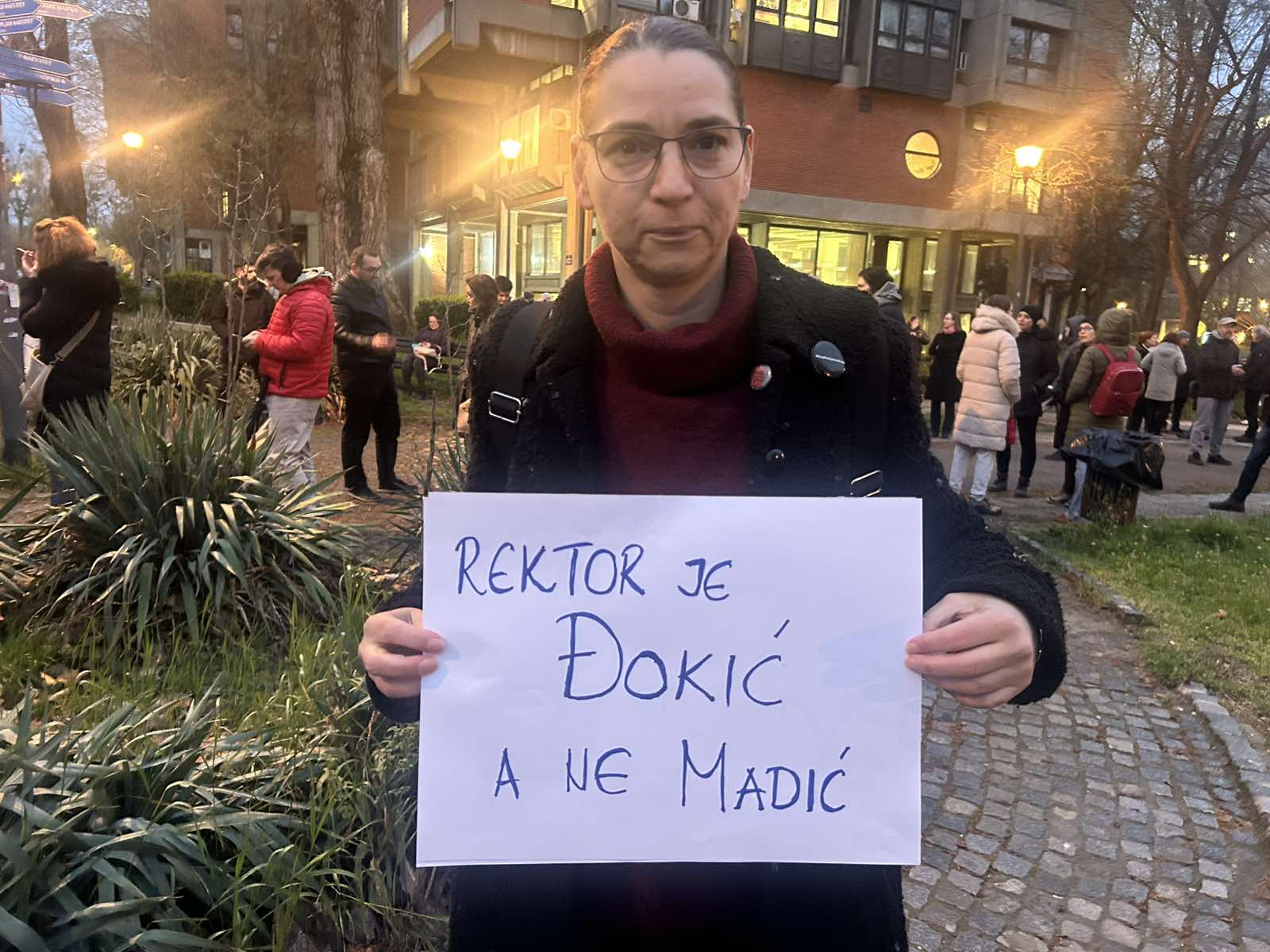 Ispred zgrade Rektorata u Novom Sadu podrška kolegama u Beogradu 2 Ispred zgrade Rektorata u Novom Sadu podrška kolegama u Beogradu 2