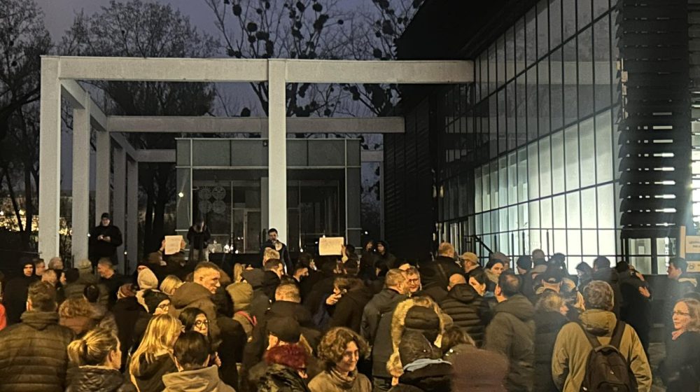 Ispred zgrade Rektorata u Novom Sadu podrška kolegama u Beogradu 1