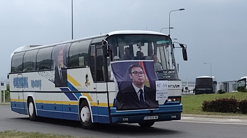 Pristalice SNS okupljaju se i kreću autobusima na miting u Beogradu (VIDEO) 1