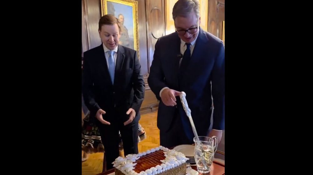 Doboš torta Vučiću za rođendan (VIDEO) 1