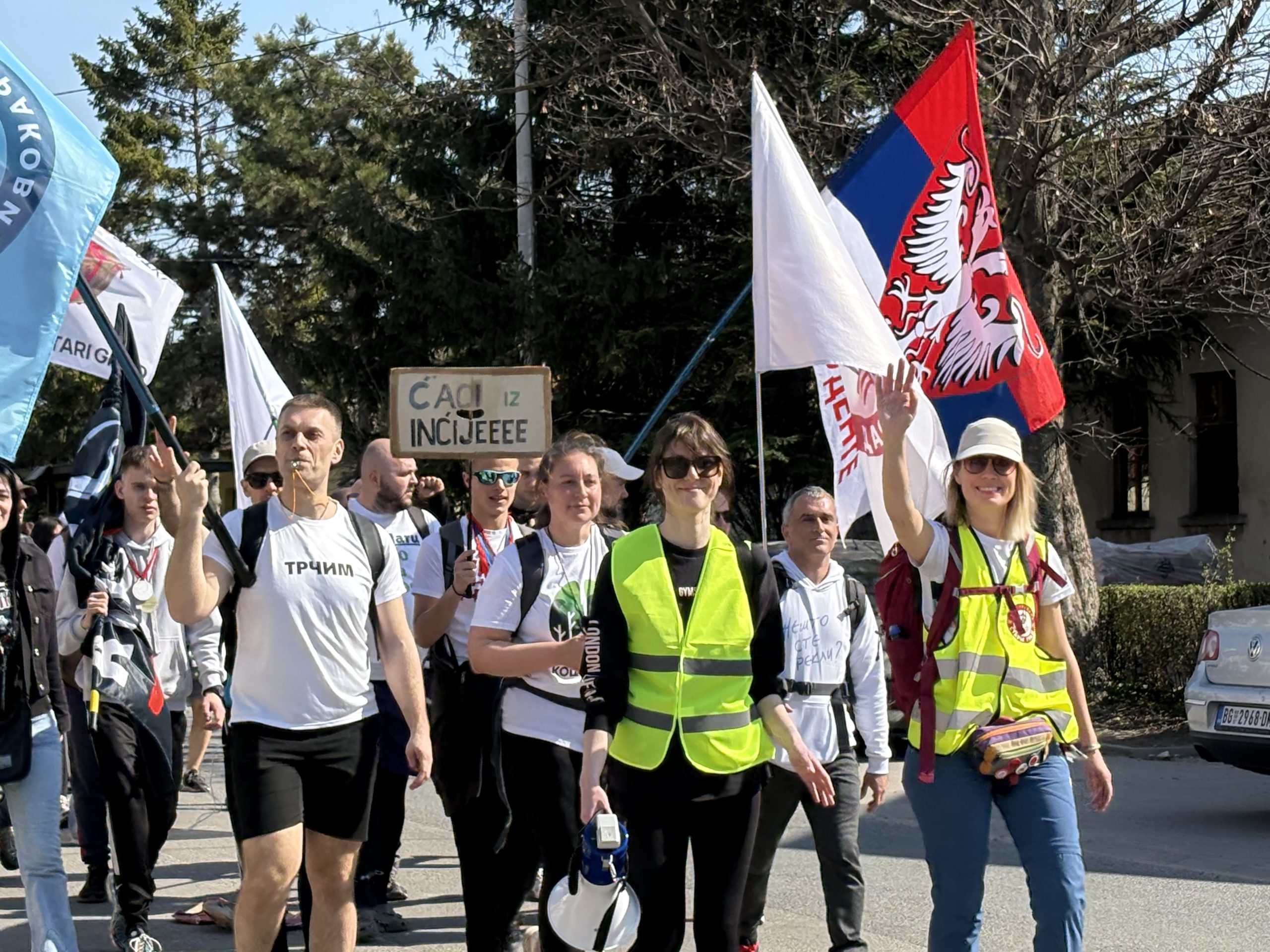Građani posle pešačenja 39 kilometara stigli na Studentski trg, dočekani uz baklje 2 Građani posle pešačenja 39 kilometara stigli na Studentski trg, dočekani uz baklje 2