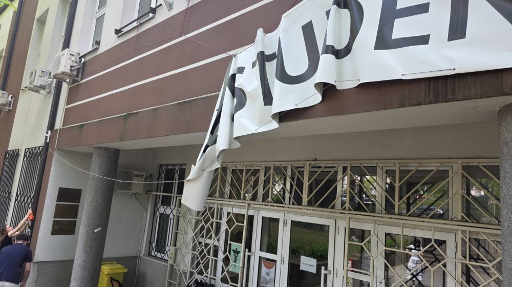 Na zgradi Silosa pocepan baner i oblepljene nalepnice protiv studenata Medicinskog fakulteta 1