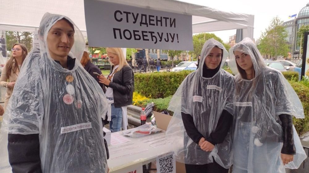 Više nalepnica na banderi nego što je na njoj „registrovano” SNS glasača iz Republike Srpske: Akcija „Studenti pobeđuju” u Kragujevcu (FOTO) 1