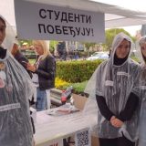 Više nalepnica na banderi nego što je na njoj „registrovano” SNS glasača iz Republike Srpske: Akcija „Studenti pobeđuju” u Kragujevcu (FOTO) 5