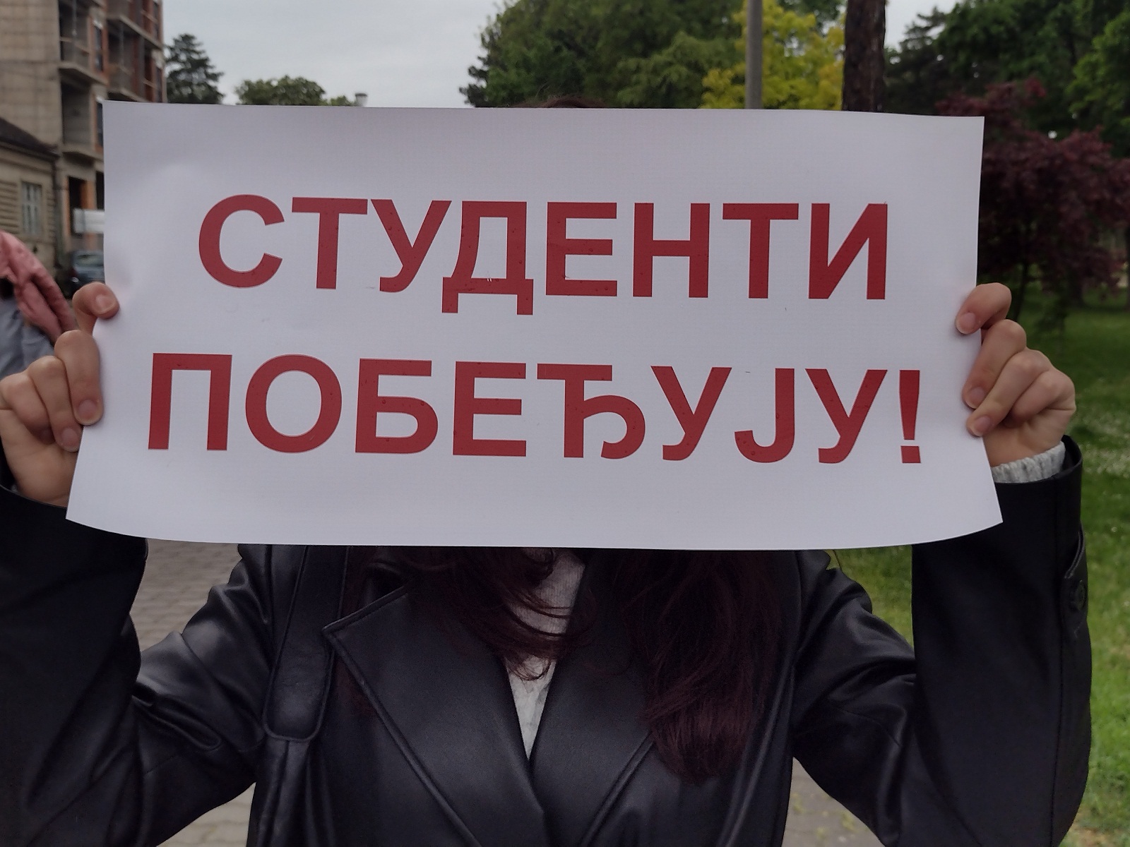 Više nalepnica na banderi nego što je na njoj „registrovano” SNS glasača iz Republike Srpske: Akcija „Studenti pobeđuju” u Kragujevcu (FOTO) 2 Više nalepnica na banderi nego što je na njoj „registrovano” SNS glasača iz Republike Srpske: Akcija „Studenti pobeđuju” u Kragujevcu (FOTO) 2