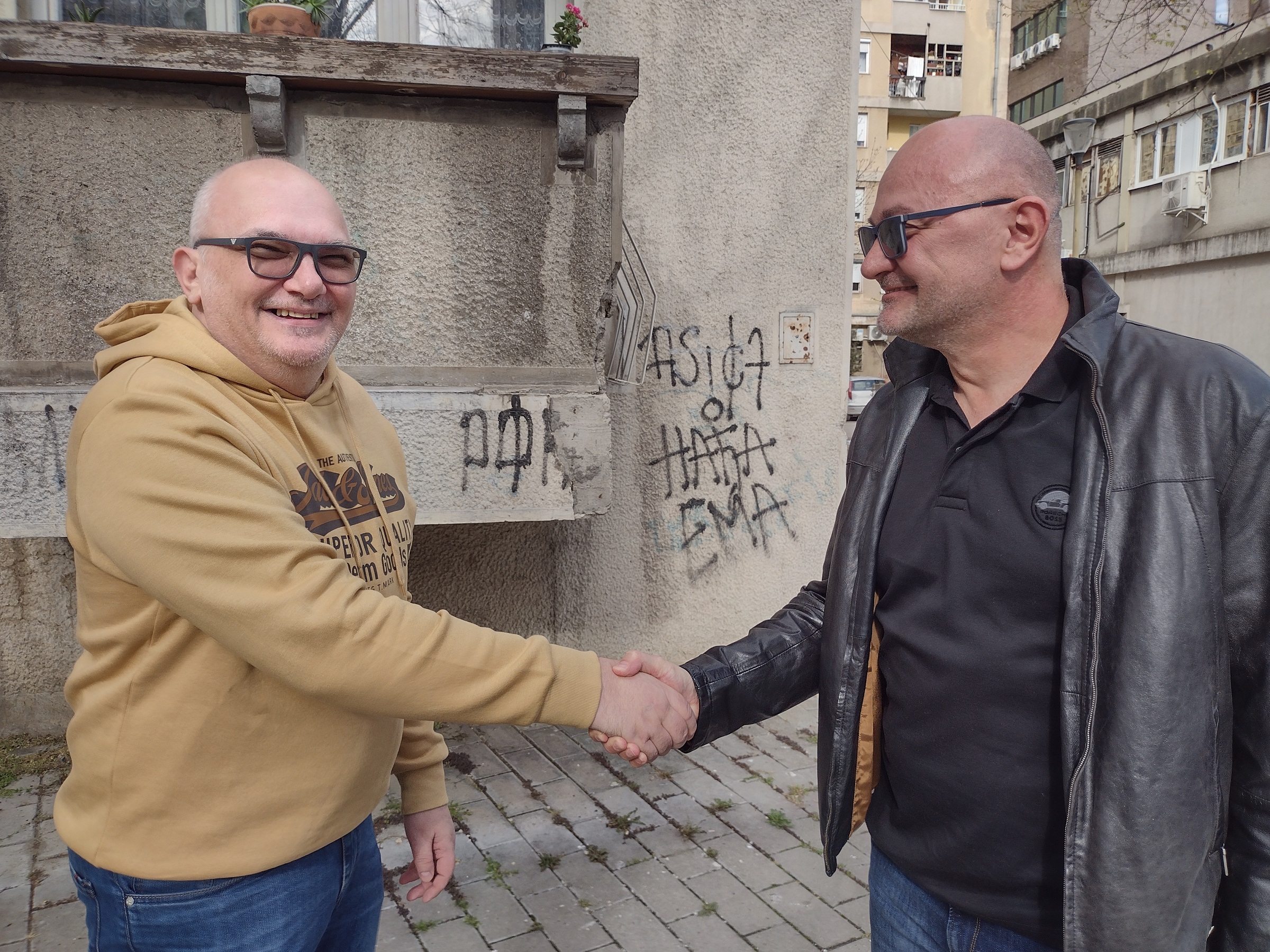 „Informer” pratio, snimao, emitovao i targetirao pogrešnog čoveka: „Sudija Baković blokira sto u kafiću”... samo što to nije sudija Baković 3 „Informer” pratio, snimao, emitovao i targetirao pogrešnog čoveka: „Sudija Baković blokira sto u kafiću”... samo što to nije sudija Baković 3