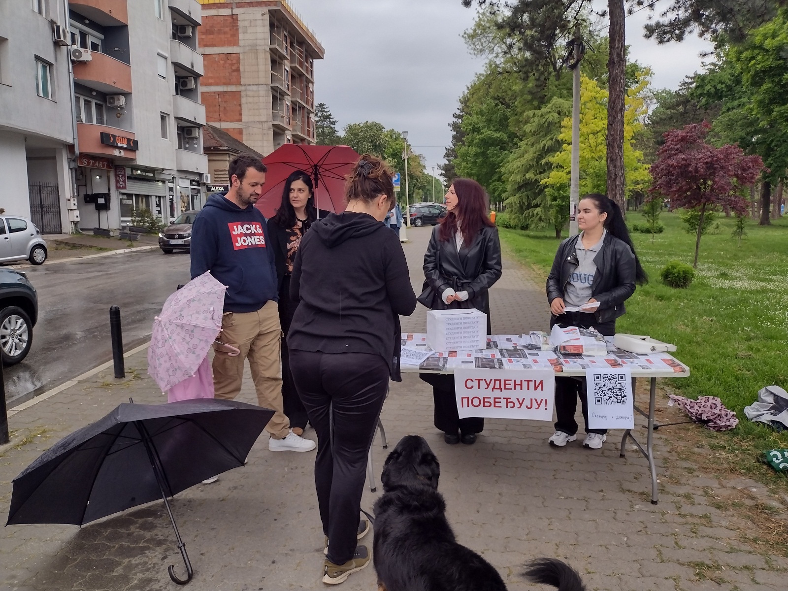 Više nalepnica na banderi nego što je na njoj „registrovano” SNS glasača iz Republike Srpske: Akcija „Studenti pobeđuju” u Kragujevcu (FOTO) 3 Više nalepnica na banderi nego što je na njoj „registrovano” SNS glasača iz Republike Srpske: Akcija „Studenti pobeđuju” u Kragujevcu (FOTO) 3