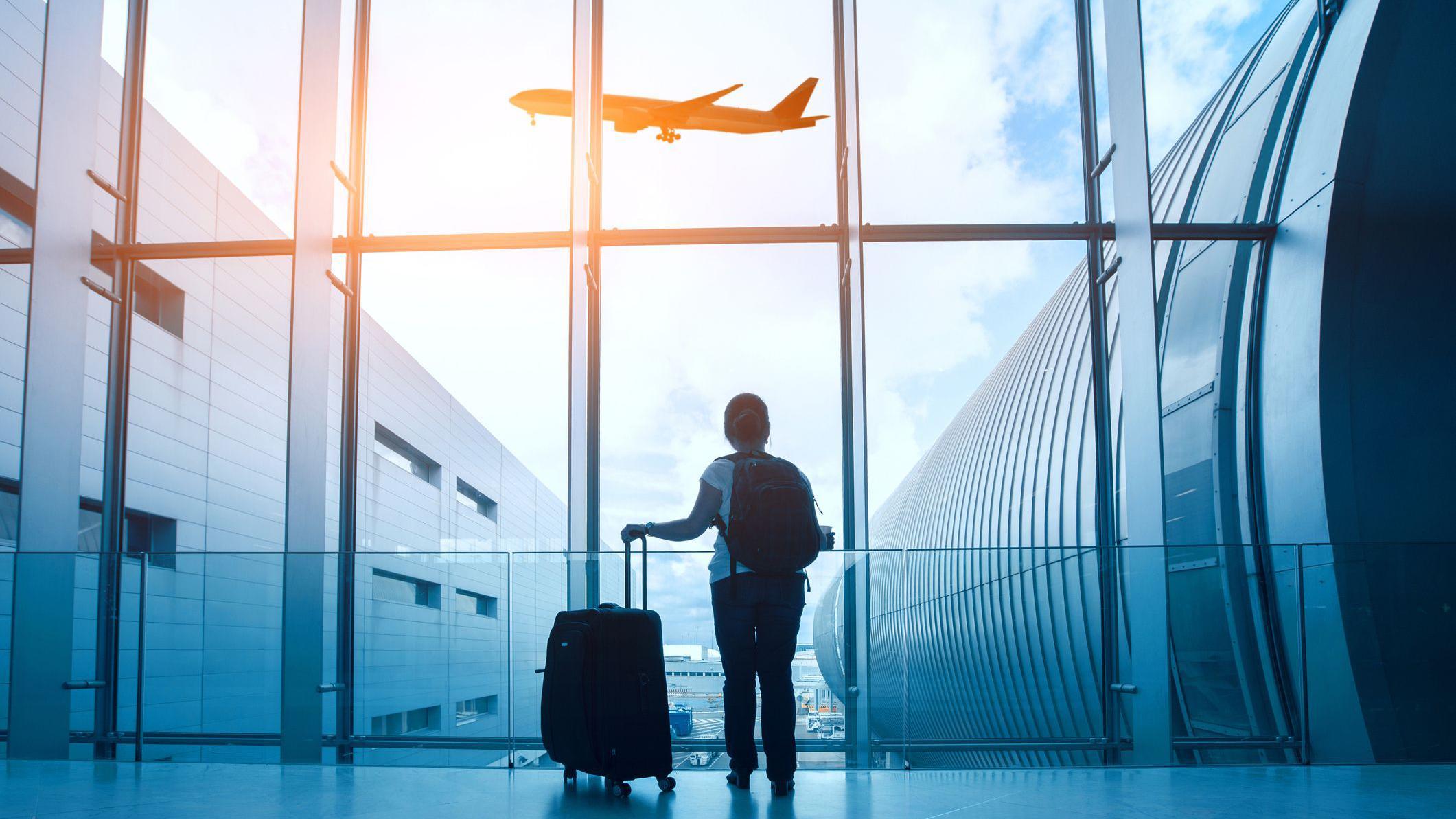 Evropa ima kerozina za još šest nedelja 1 Žena sa koferima na aerodromu gleda u avion