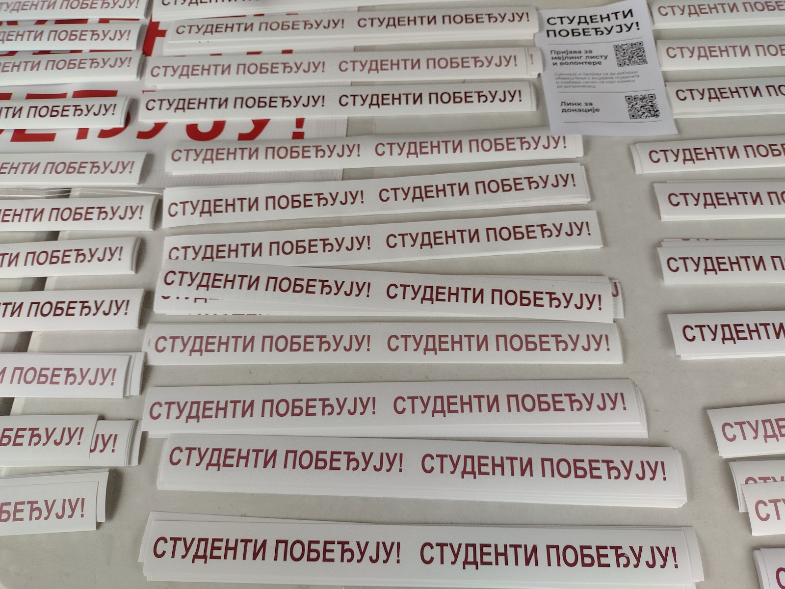 Više nalepnica na banderi nego što je na njoj „registrovano” SNS glasača iz Republike Srpske: Akcija „Studenti pobeđuju” u Kragujevcu (FOTO) 4 Više nalepnica na banderi nego što je na njoj „registrovano” SNS glasača iz Republike Srpske: Akcija „Studenti pobeđuju” u Kragujevcu (FOTO) 4