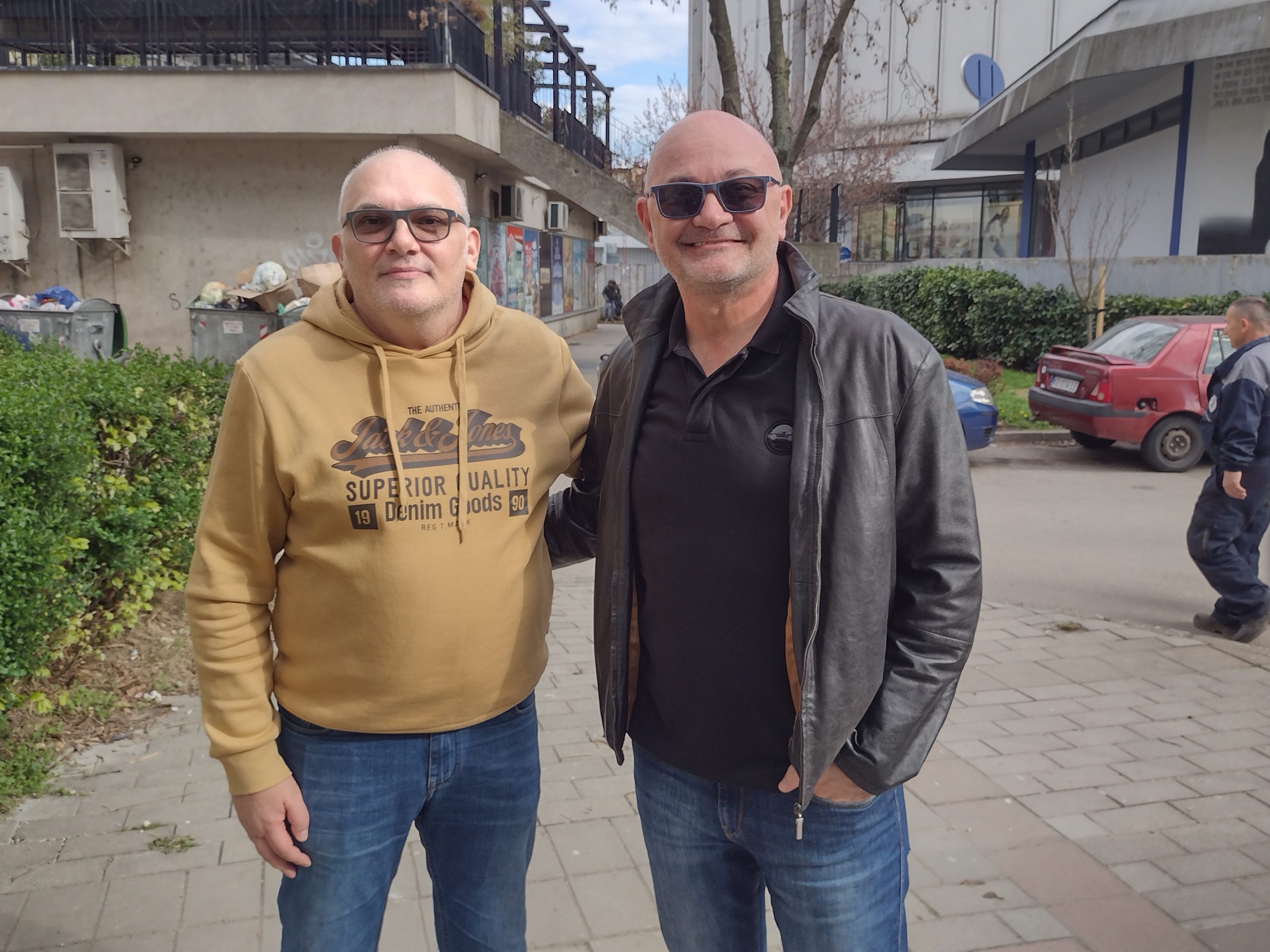 „Informer” pratio, snimao, emitovao i targetirao pogrešnog čoveka: „Sudija Baković blokira sto u kafiću”... samo što to nije sudija Baković 4 „Informer” pratio, snimao, emitovao i targetirao pogrešnog čoveka: „Sudija Baković blokira sto u kafiću”... samo što to nije sudija Baković 4