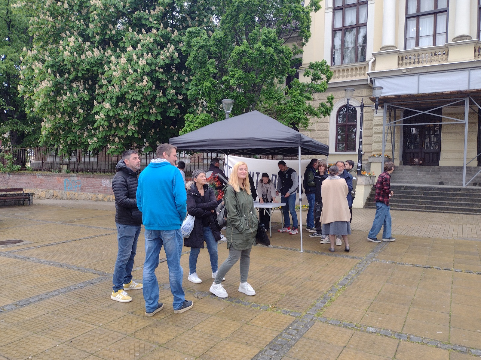 Više nalepnica na banderi nego što je na njoj „registrovano” SNS glasača iz Republike Srpske: Akcija „Studenti pobeđuju” u Kragujevcu (FOTO) 5 Više nalepnica na banderi nego što je na njoj „registrovano” SNS glasača iz Republike Srpske: Akcija „Studenti pobeđuju” u Kragujevcu (FOTO) 5
