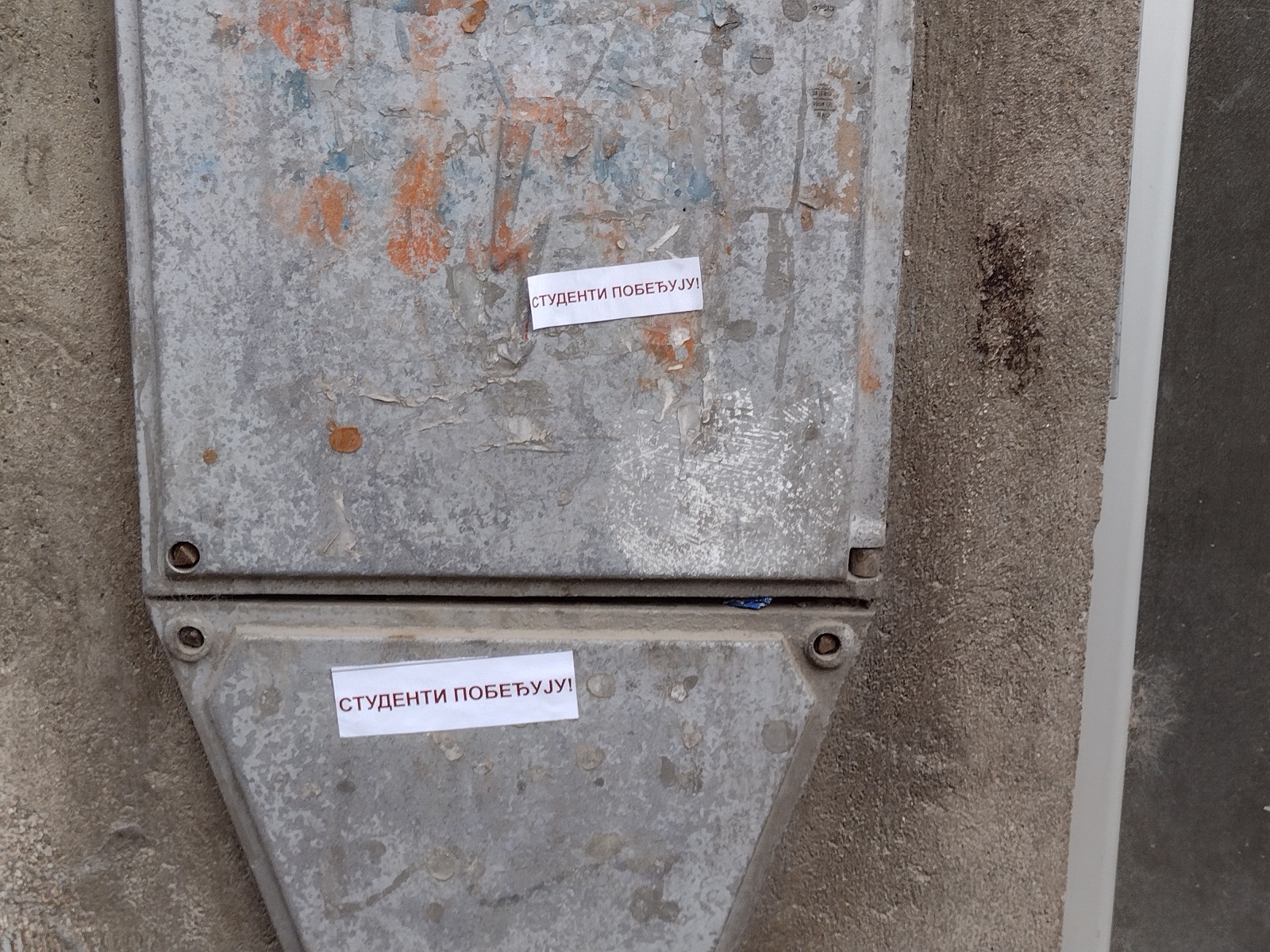Više nalepnica na banderi nego što je na njoj „registrovano” SNS glasača iz Republike Srpske: Akcija „Studenti pobeđuju” u Kragujevcu (FOTO) 6 Više nalepnica na banderi nego što je na njoj „registrovano” SNS glasača iz Republike Srpske: Akcija „Studenti pobeđuju” u Kragujevcu (FOTO) 6