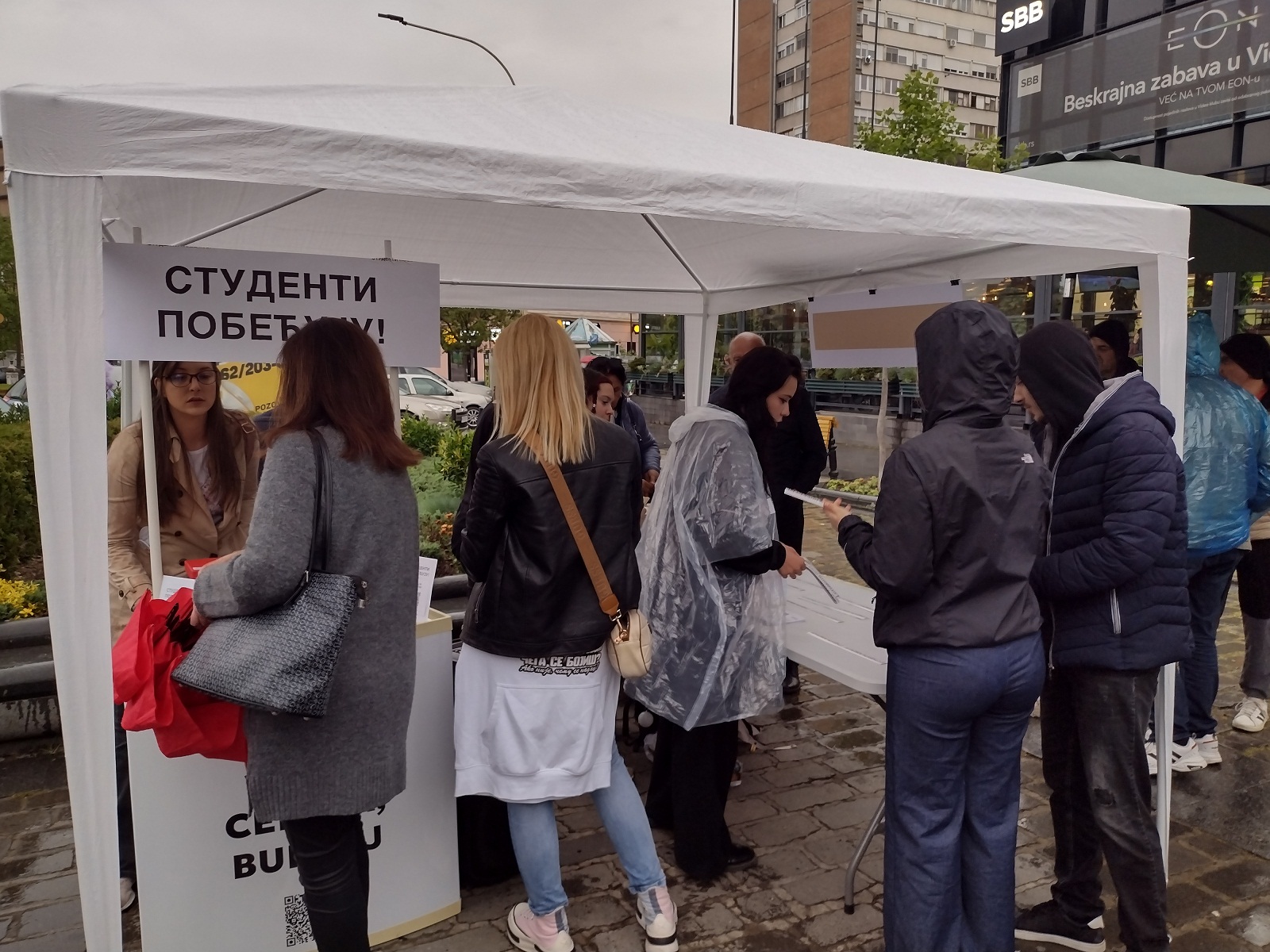 Više nalepnica na banderi nego što je na njoj „registrovano” SNS glasača iz Republike Srpske: Akcija „Studenti pobeđuju” u Kragujevcu (FOTO) 7 Više nalepnica na banderi nego što je na njoj „registrovano” SNS glasača iz Republike Srpske: Akcija „Studenti pobeđuju” u Kragujevcu (FOTO) 7