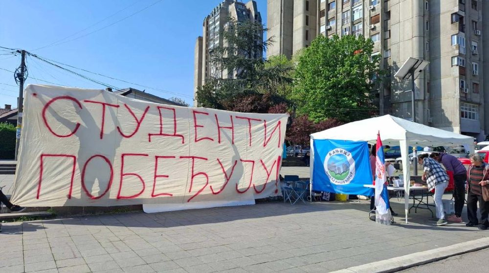 Studenti u Subotici delili nalepnice, SNS prikupljao podršku, građani potpisivali peticiju o vrtićima 1