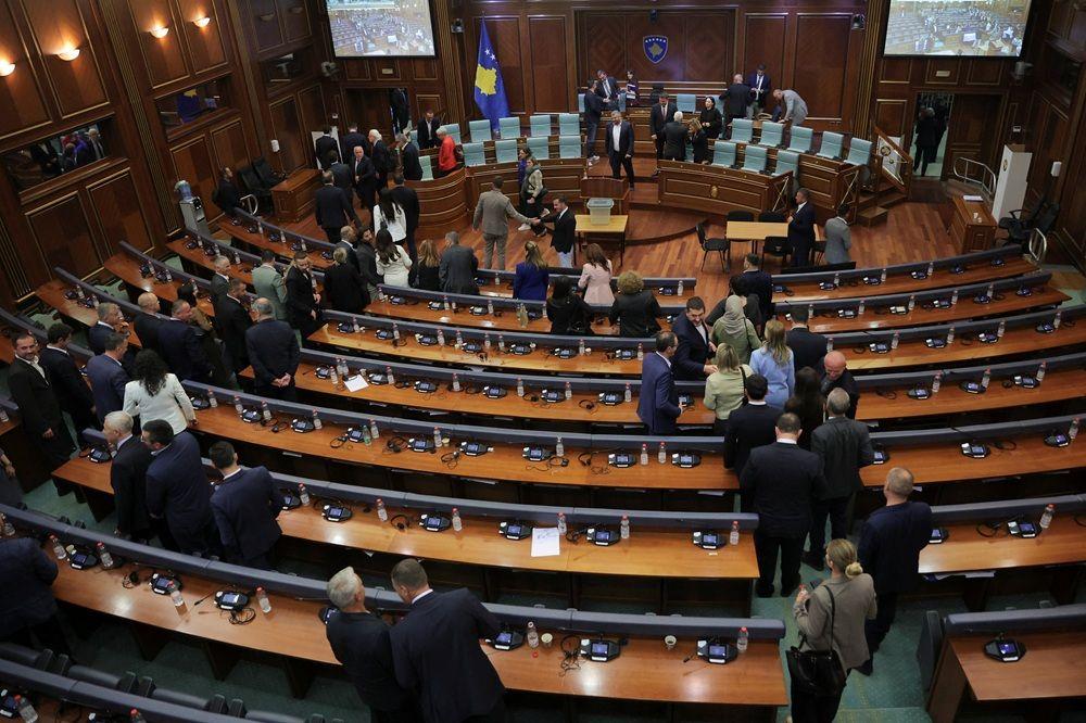 Na Kosovu se navikli na reč 'kriza': Predsednik nije izabran, slede novi izbori 2 Poslanici Skupštine Kosova napuštaju salu posle sednice na kojoj nisu uspeli da izaberu predsednika zemlje