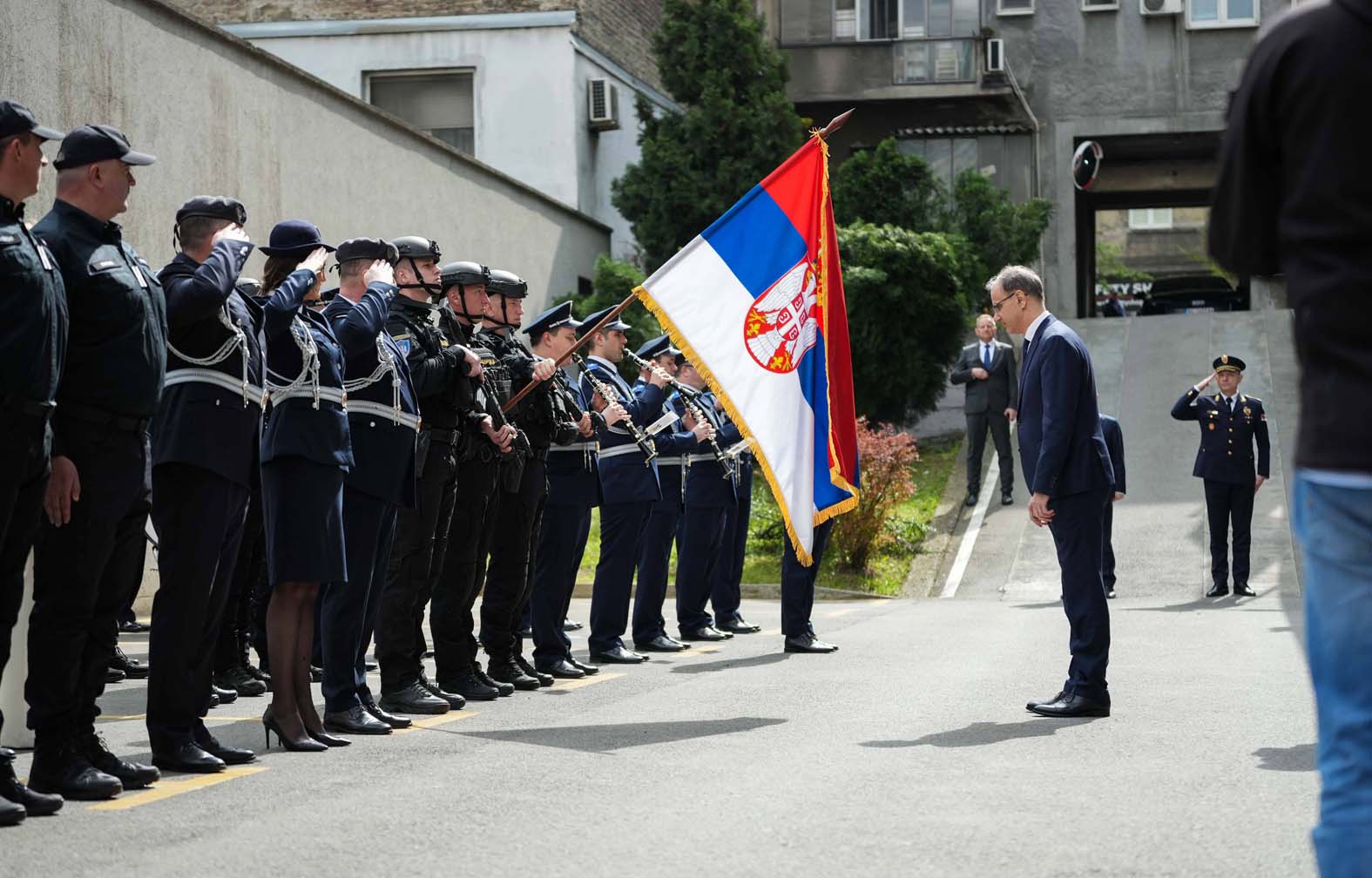 Zašto SAJ i JZO otvaraju vrata civilima, umesto da regrutuju ljude iz MUP-a? 2 Zašto SAJ i JZO otvaraju vrata civilima, umesto da regrutuju ljude iz MUP-a? 1