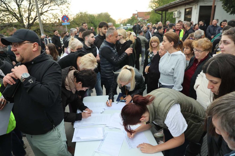 Potpisivanje peticije u Borskoj ulici "Šanse nema da mašine krenu": Blokade saobraćaja zbog plana vlasti da železnička obilaznica oko Niša prolazi kroz grad 3