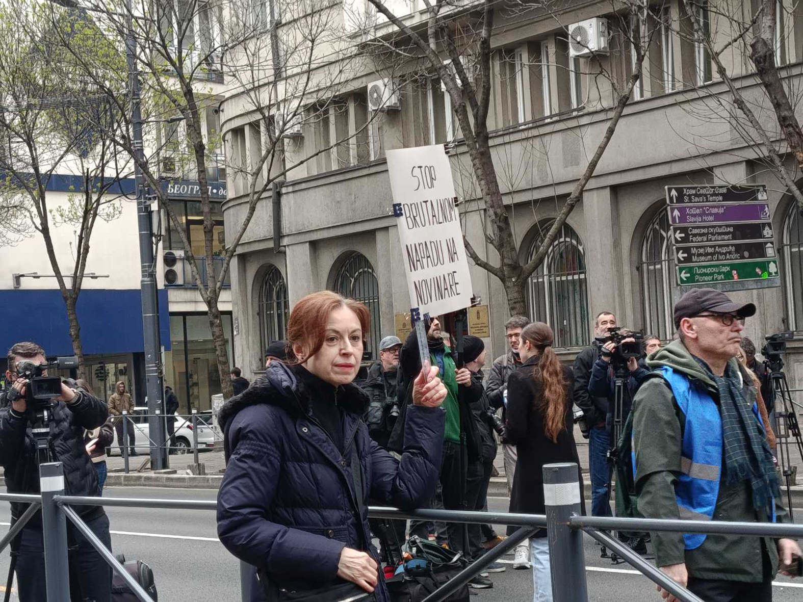 "Vučiću, izađi da pogledaš u oči novinare o čijim životima misliš da možeš da odlučuješ": Protest zbog nasilja ispred Predsedništva 2 "Vučiću, izađi da pogledaš u oči novinare o čijim životima misliš da možeš da odlučuješ": Protest zbog nasilja ispred Predsedništva 2