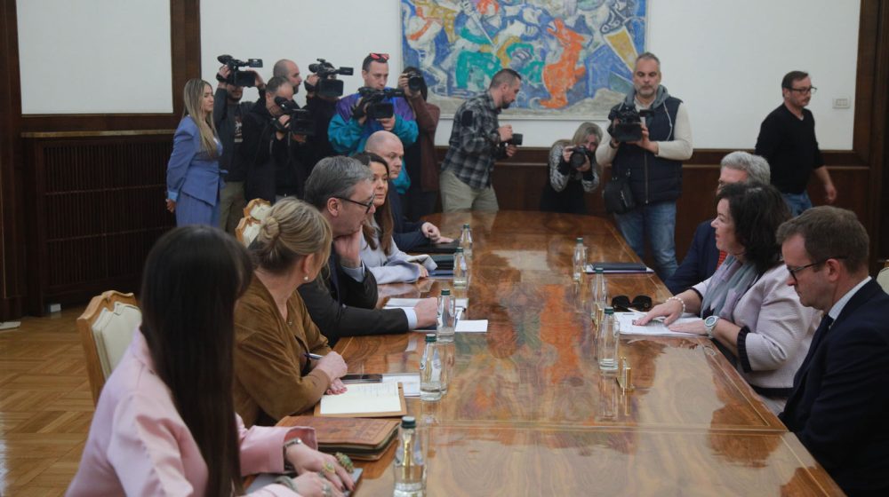 Od toga "da se s njom možda ne bi ni sreo", do "svi su srećni i zadovoljni: Vučić ponovo sa Karen Pirs 1