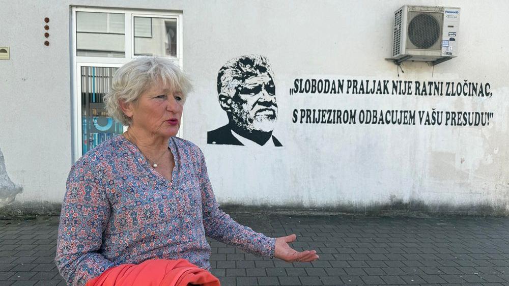 Mural kao krivično delo u Bosni i Hercegovini: 'Osetim jezu i strah' 1 žena pored murala osuđenom hrvatskom generalu Slobodanu Praljku, koji se ubio u sudnici Haškog tribunala