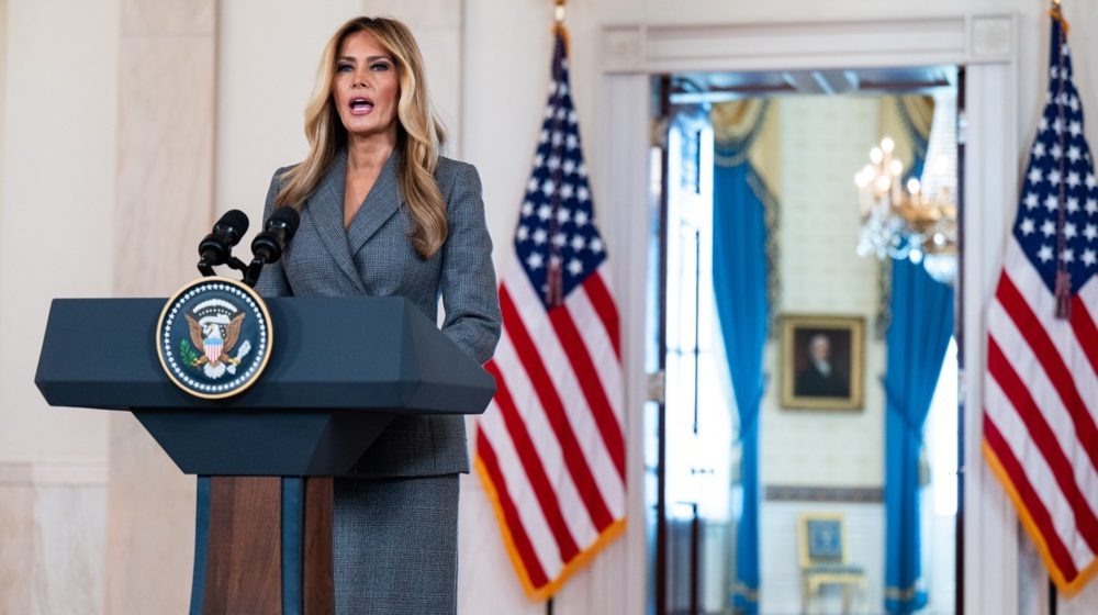 "Pokušala da zataška aferu a samo ju je oživela": Zašto je Melanija Tramp iznenadnim obraćanjem o Epstinu stvorila problem Beloj kući? (VIDEO) 1
